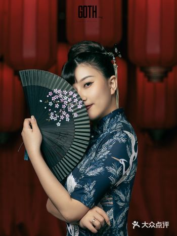 他喜欢她，从第一次见面就一见钟情，默默为她做了许多