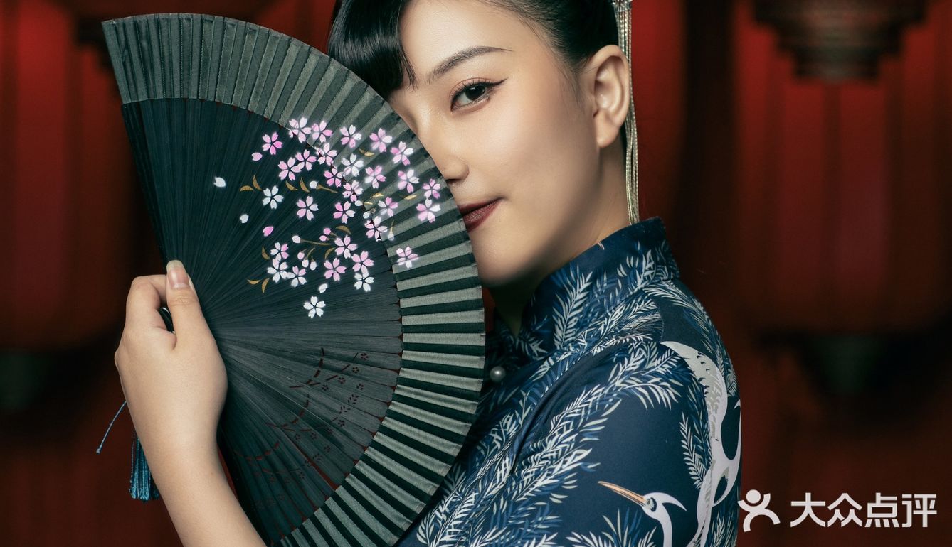 他喜欢她，从第一次见面就一见钟情，默默为她做了许多