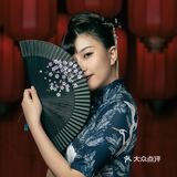 他喜欢她，从第一次见面就一见钟情，默默为她做了许多
