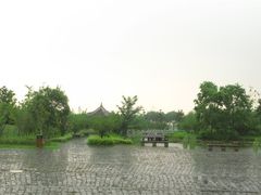 塔下园林。。下雨了-太阳岛度假酒店