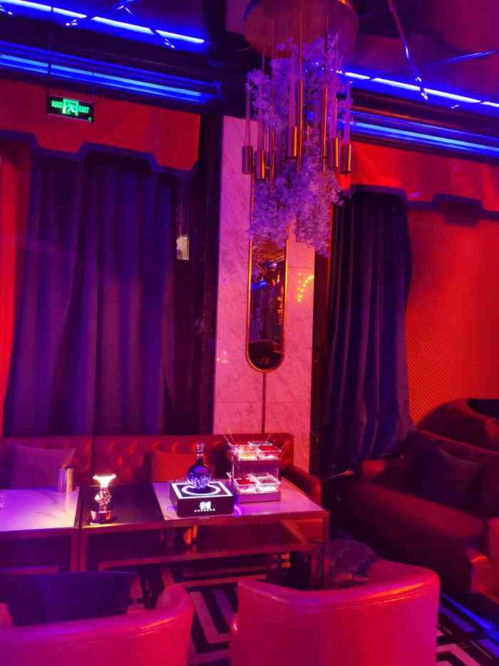 香颂酒吧-"太喜欢这些帅哥美女了,唱的很认真,投入,."-大众点评移动版