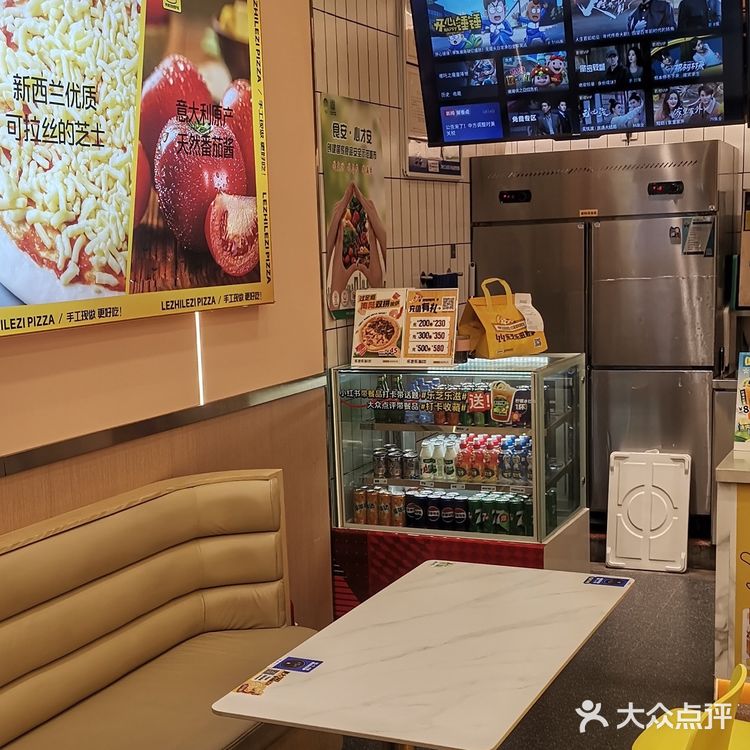 明快干净,开放式厨房可以看到披萨制作全过程