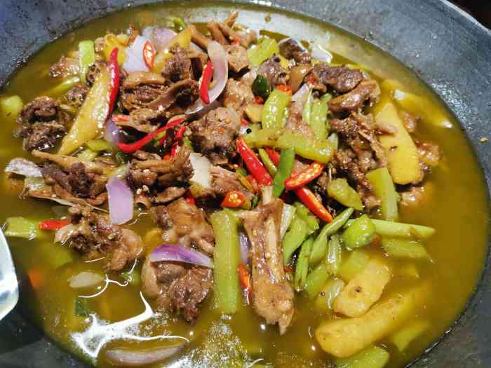 结果令我很吃惊他们家招牌名字叫青椒醉鹅,吃起来满口的青椒味.