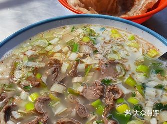 来张村赶集，羊汤是必选的，这家还每人送一个油饼