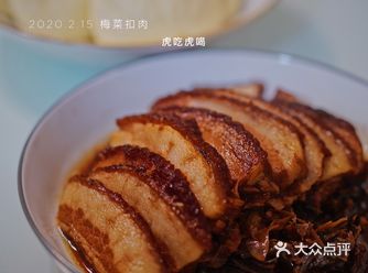 ️五花肉洗干净冷水下锅，烧开后撇去浮沫，放入葱姜蒜煮