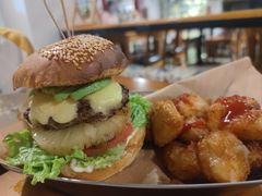 牛油果牛肉汉堡-雕刻时光咖啡馆(北师大店)