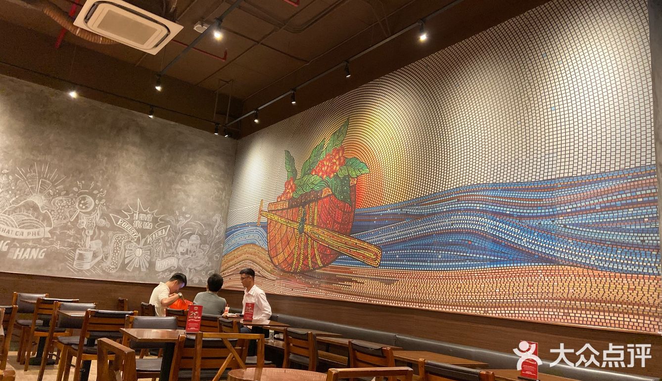 一条不长的街道，可能就有两家。装修风格也跟星爸爸很像