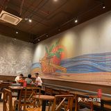 一条不长的街道，可能就有两家。装修风格也跟星爸爸很像