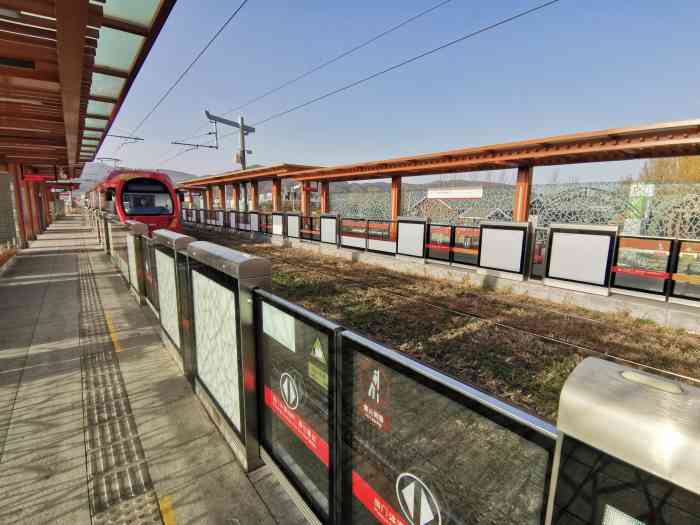 有轨电车西郊线万安站-"一句话点评:除了人还是人.前三趟根本上.