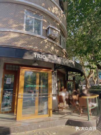 这家转角咖啡酒吧坐一下 惬意得很