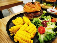 经典手打牛肉堡-龙治汉堡(中华城店)