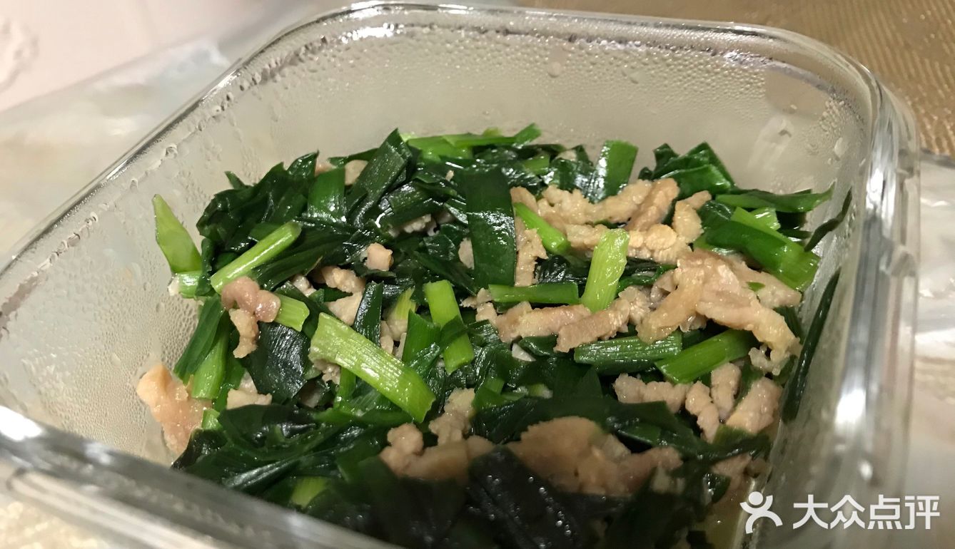 锅中放油，将牛肉丝炒熟 韭菜洗干净，切好
