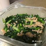锅中放油，将牛肉丝炒熟 韭菜洗干净，切好