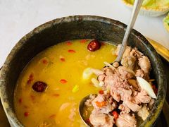 -鲁朗纳麦石锅鸡庄园