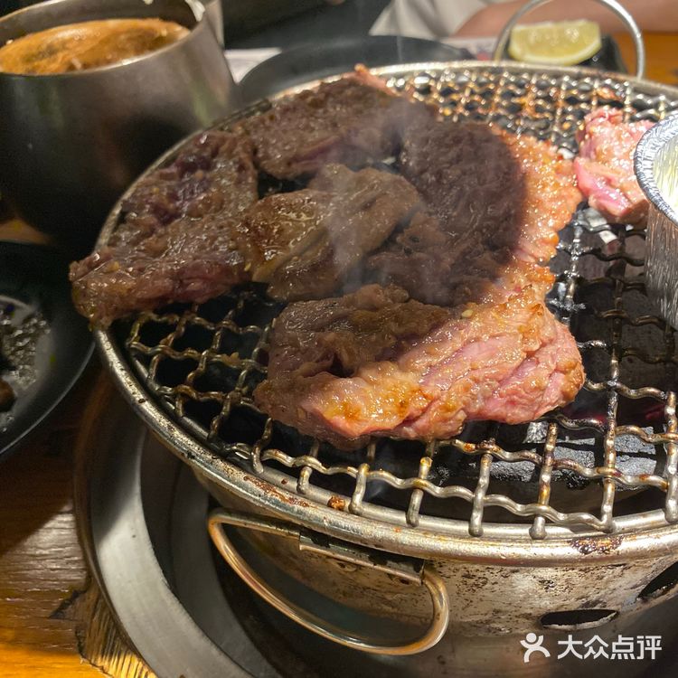 这家烤肉店五点到还要排队一小时，不过值得！