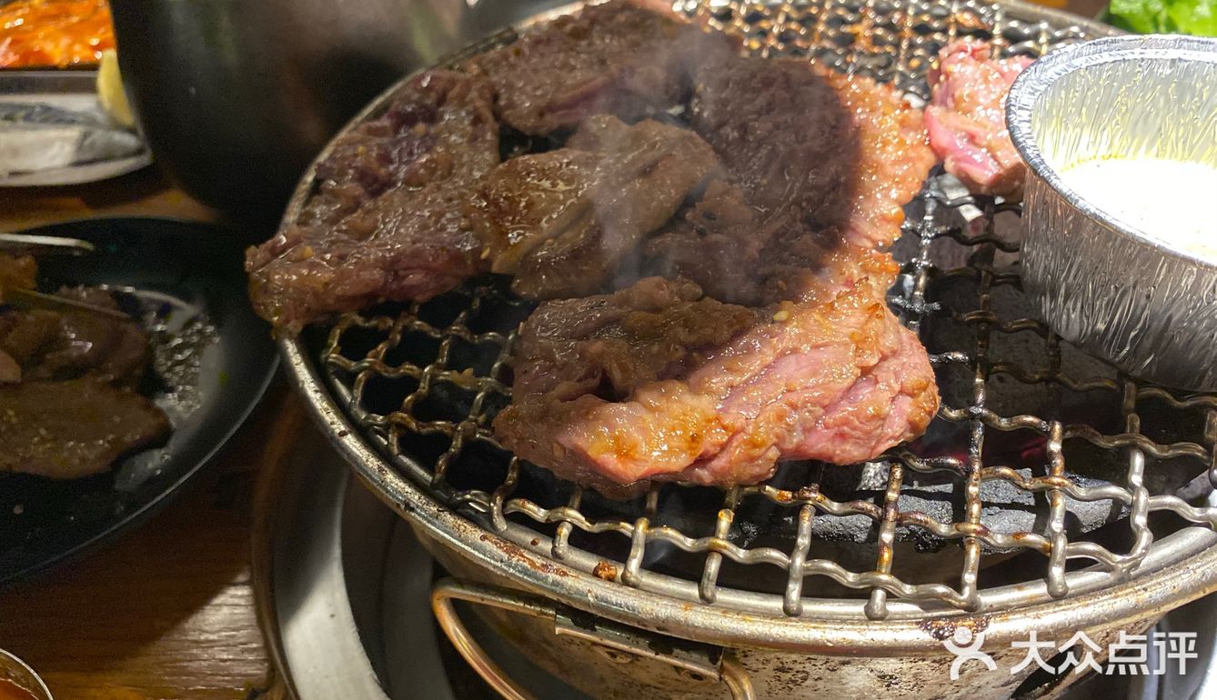 这家烤肉店五点到还要排队一小时，不过值得！