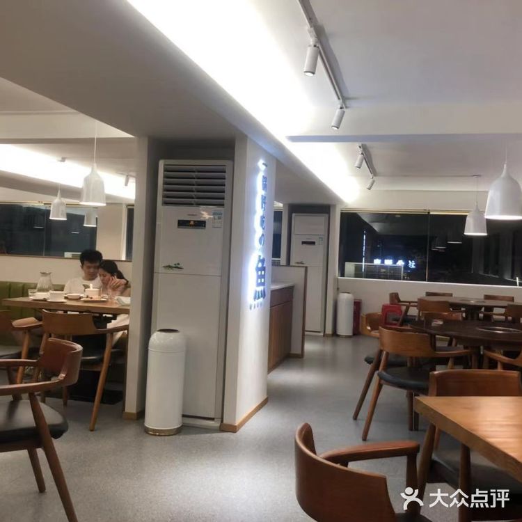 让我心水的是她天台花砖太美了，双子塔尽在其中