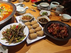 -野山舂·贵州现舂酸汤火锅(鸿通城店)