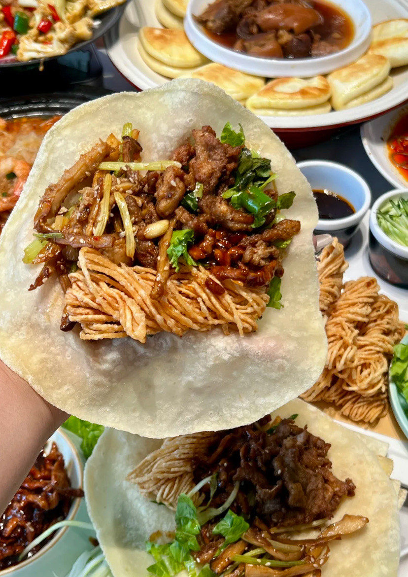 烙馍四小样 样样都很棒
烙馍卷馓子	真是谁吃谁说香!