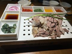 手抓羊肉羊腿肉加酱料小菜-相约·羊村小馆非遗手抓肉(七一酱园店)