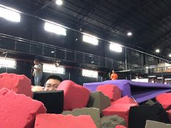 -嘿哟动霸CHUA·新潮玩运动娱乐中心·蹦床滑冰团建乐园