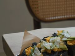 牛油果鸡蛋拼竹炭包-A30 BISTRO