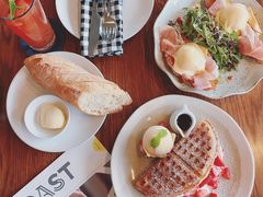 -ROAST coffee & eatery