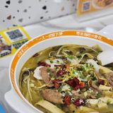 酸菜鱼双拼，味道真的好好。一份才20来块钱。