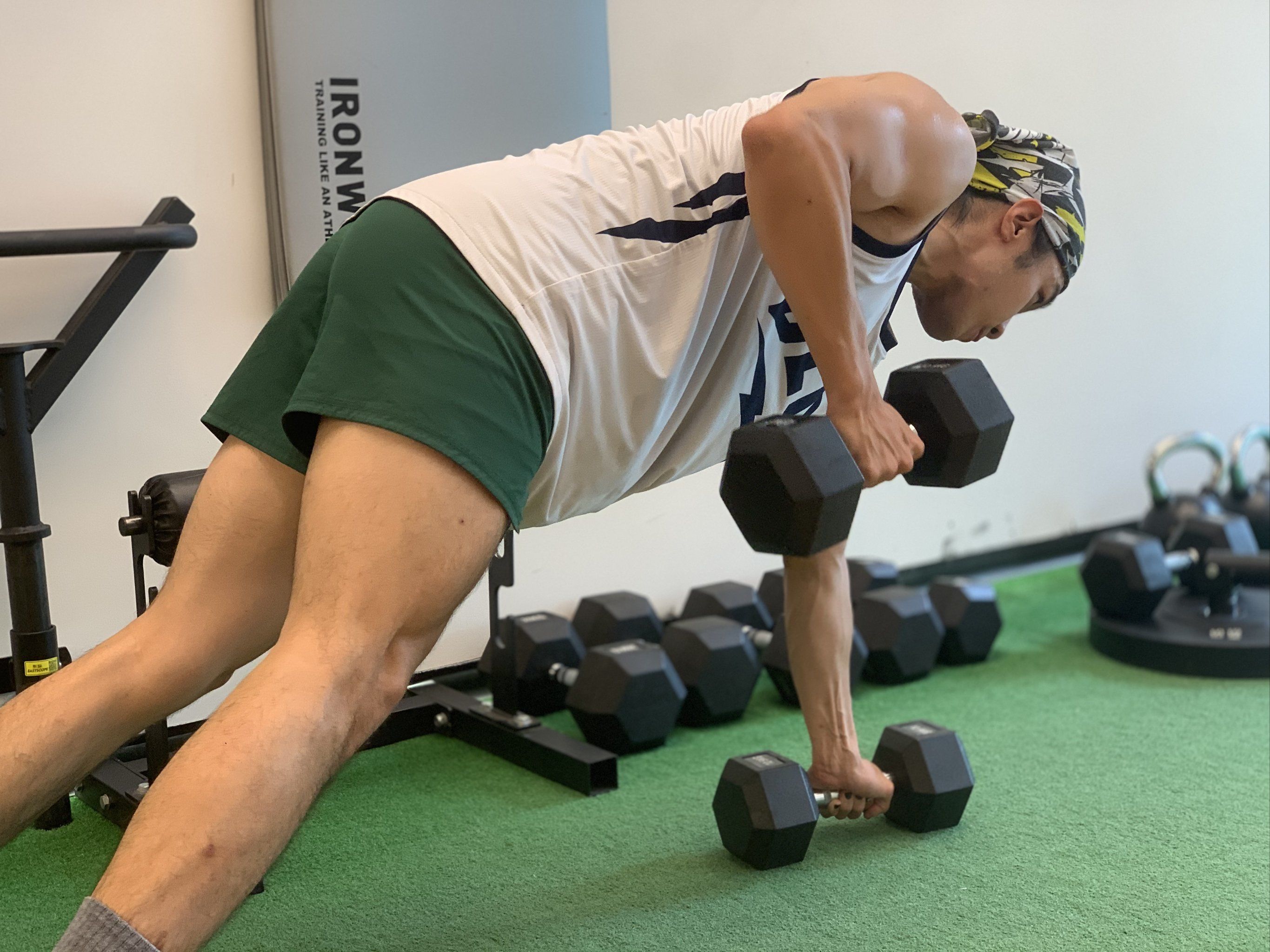  准备动作:双脚并立,双手放在两侧,每只手各拿一个哑铃