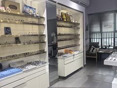 -视野联行眼镜•蔡司•依视路(温江店)