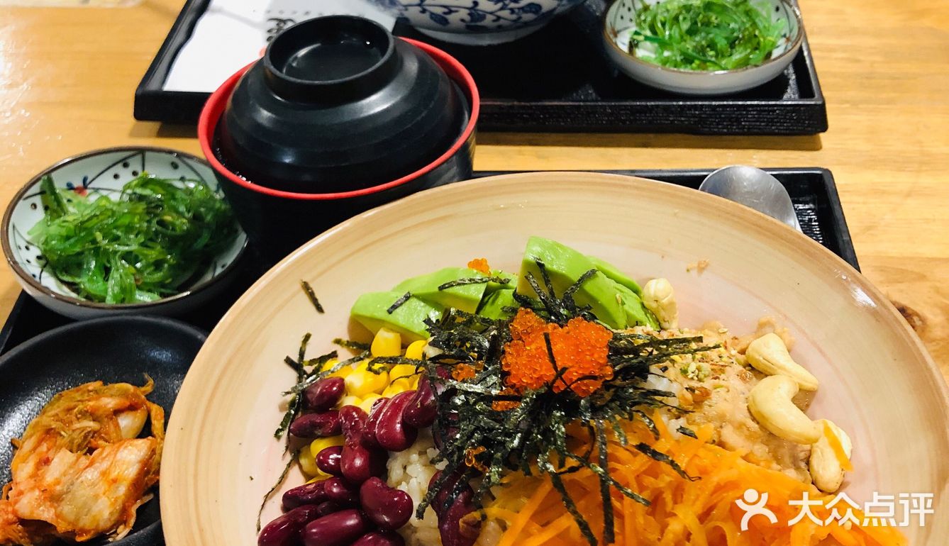 环境： 店面比较小 周围都是网红店～座位也比较少