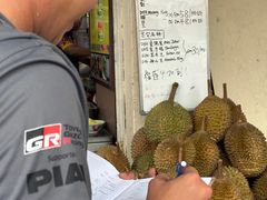 就在门口的豪仔榴莲摊-新峰肉骨茶