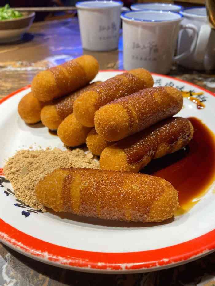 江二爷 重庆卤味火锅(天津路店)-"[薄荷]环境: 典型火锅店的装修,黑色