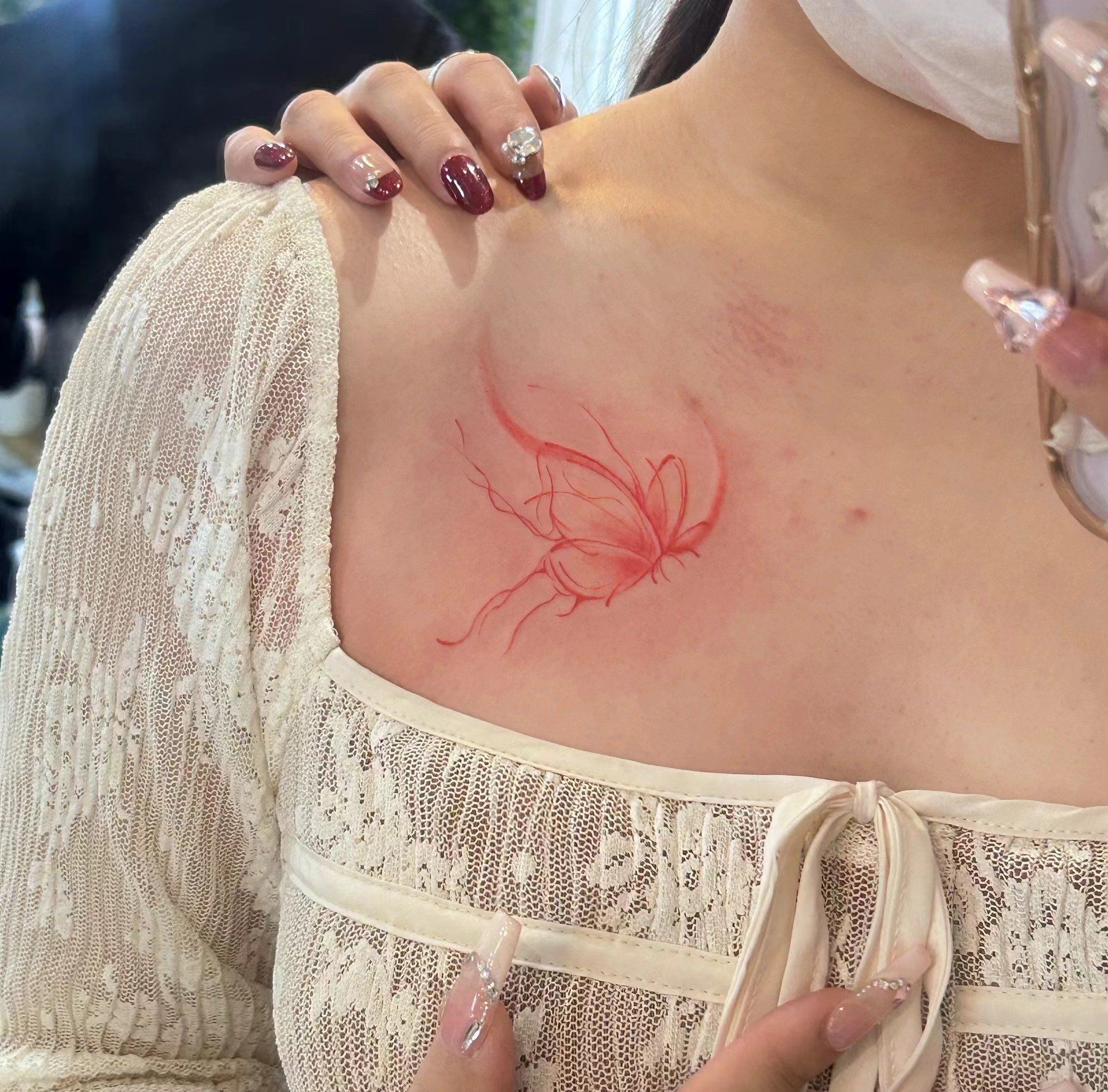 新纹身秀,蝴蝶轻落颈侧