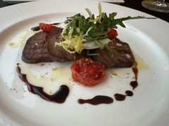 碳烤牛舌配火箭生菜-圣丰索菲特·法国餐厅