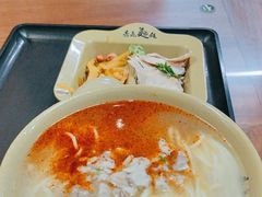 -亮亮面馆(经六路店)