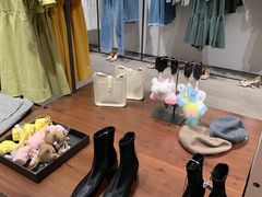 -URBAN REVIVO(高德置地广场·春广场店)