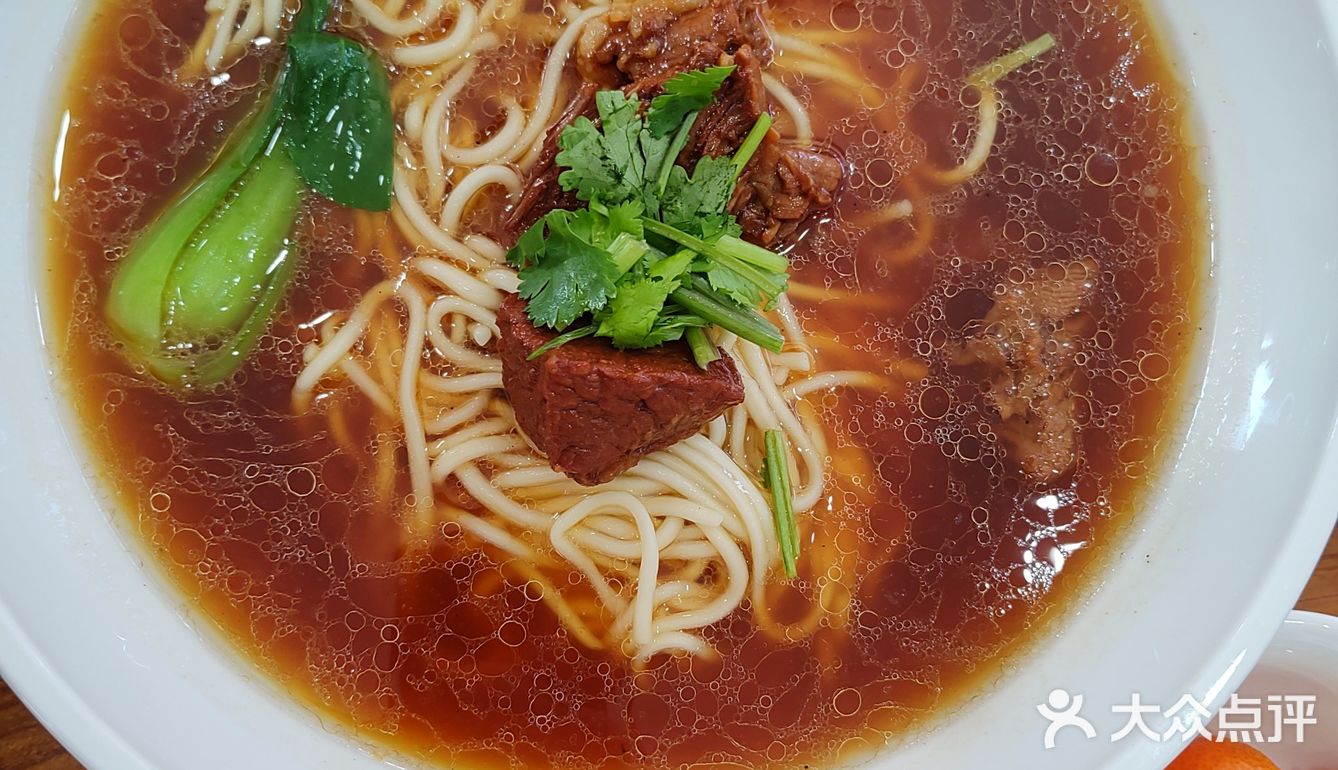 北京市嘉宁玺面，开在街角，布局带有家常面馆的简单