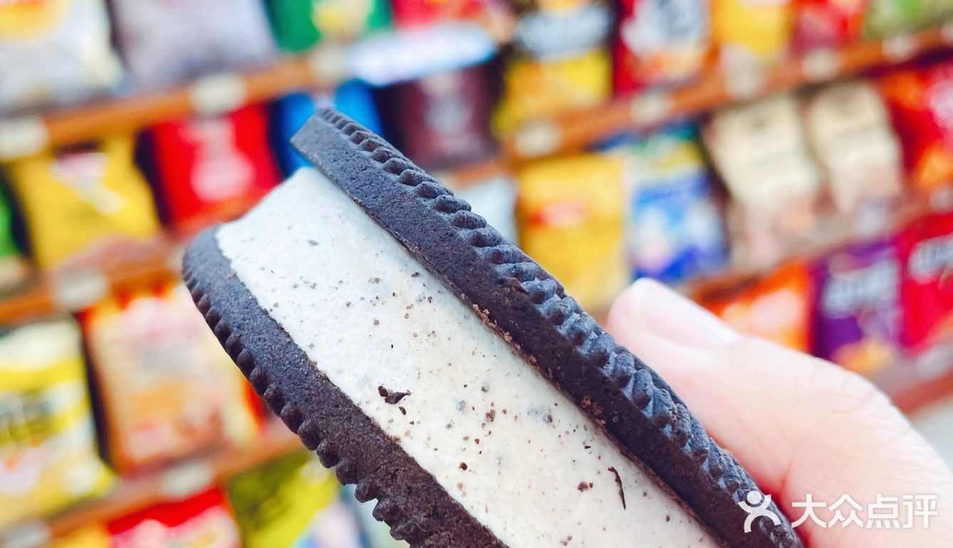 比饼干大上一整圈的奥利奥冰淇淋