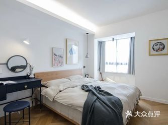 卧室自然舒适，简洁的设计营造出安静轻松的睡眠空间