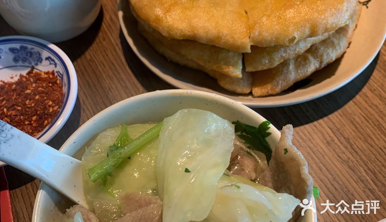 肖四女乐山跷脚牛肉(无锡首店)饼很好吃，脆香