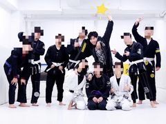 -菠萝格斗巴西柔术训练馆