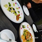 这次来，发现有送餐机器人来送餐。孩子围着机器人到处走