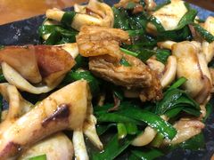 五花肉炒比管-老东镇啤酒屋海鲜加工·蒸汽海鲜·海鲜烧烤(台东店)