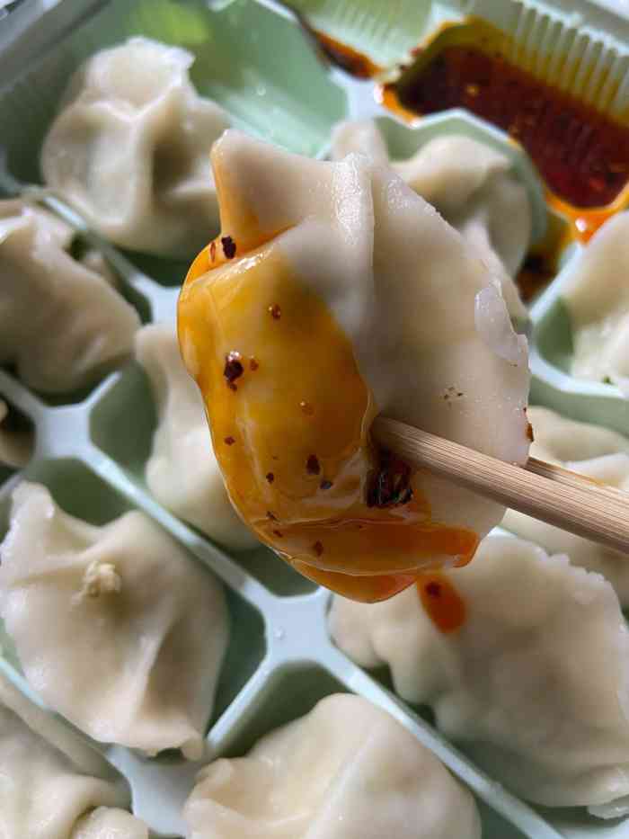 今天又来了,上门打包一份饺子回去吃,味道杠杠滴,饺子馅大皮薄贼香