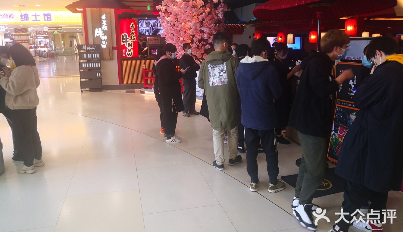 门口要登记手机号和名字，需要看随申码，一定要绿码