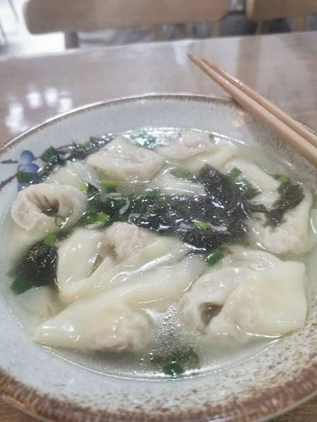 很失望点的海味抄手他上面浇头铺点紫菜和虾皮就叫海味了等抄手将近等