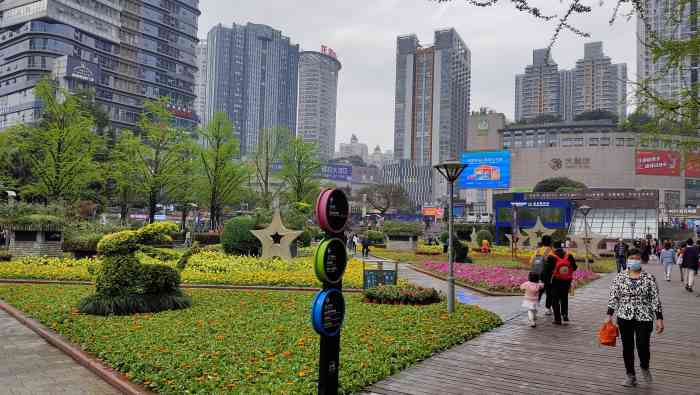 嘉陵公园-"重庆观音桥靠近步行街的嘉陵公园每天都是人.