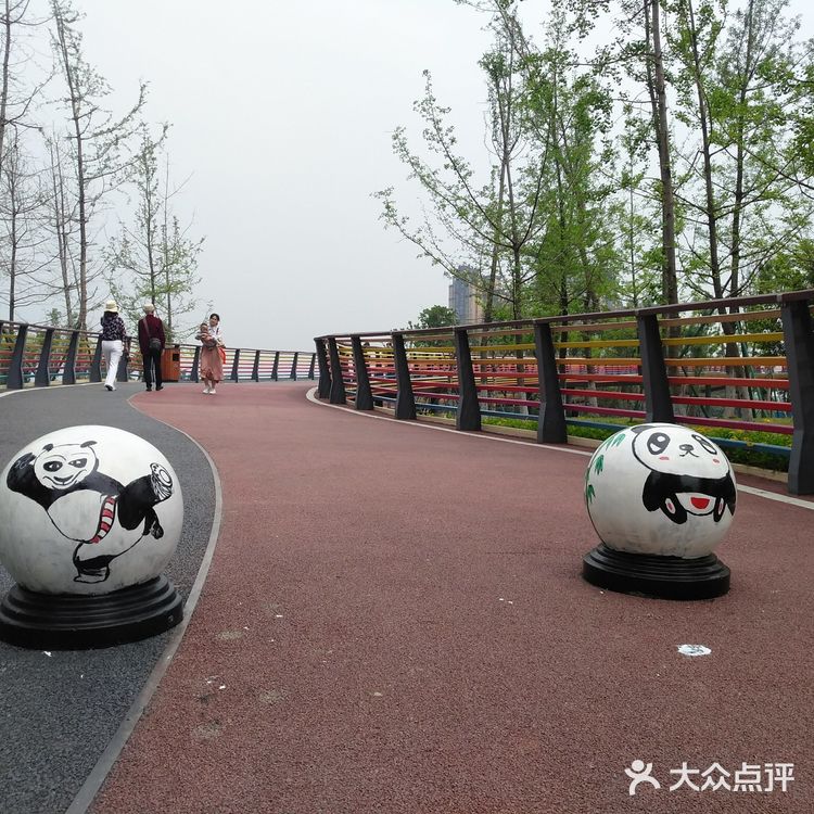 沿着三环的熊猫绿道骑行而来，并不远在华侨城对面