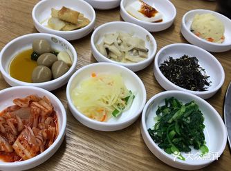 朋友推荐的韩国欧巴开的烤肉店，饭点生意爆好